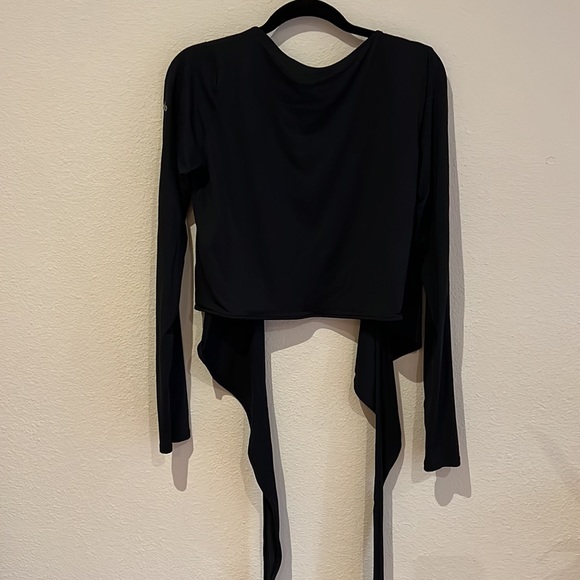 Alo Cropped Escalate Wrap Top in Black - Picture 9 of 10